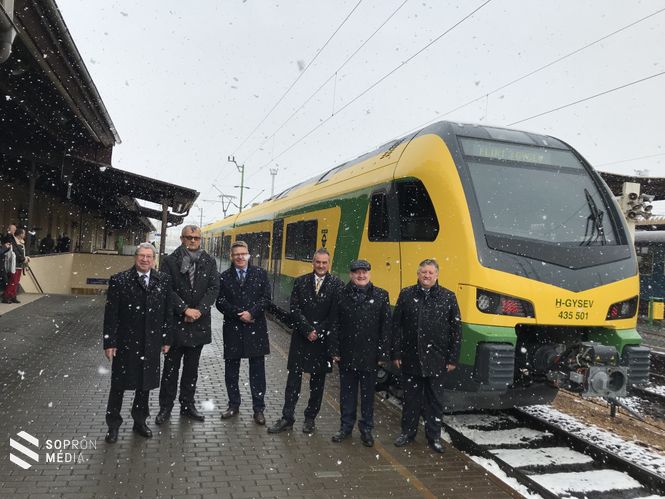 A képen (b-j):  Dr. Puskás Tivadar, Szombathely polgármestere, Dunai Zoltán, a Stadler Rail Csoport országigazgatója, Christian Spichiger, a Stadler Rail Csoport ügyvezető alelnöke, Kövesdi Szilárd, a GYSEV Zrt. vezérigazgatója, Dr. Hende Csaba, országgyűlési képviselő, a parlament alelnöke, Dr. Mosóczi László, a Nemzeti Fejlesztési Minisztérium közlekedésért felelős helyettes államtitkára  