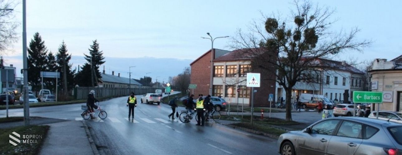 A járőrök segítik a gyermekek biztonságos közlekedését Csornán