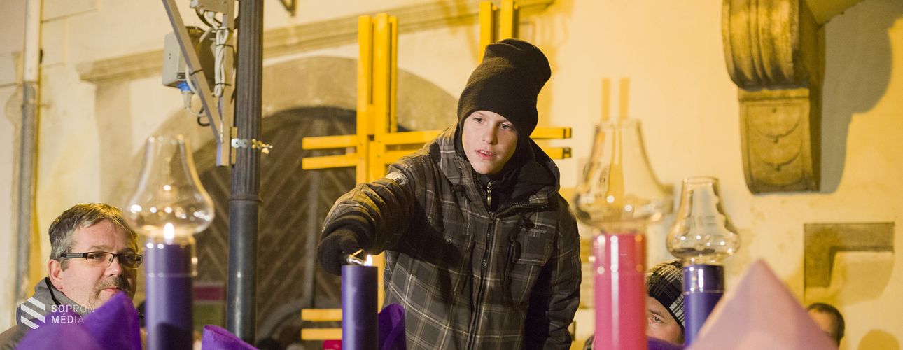 Meggyújtották a Fő téren a második adventi gyertyát is!