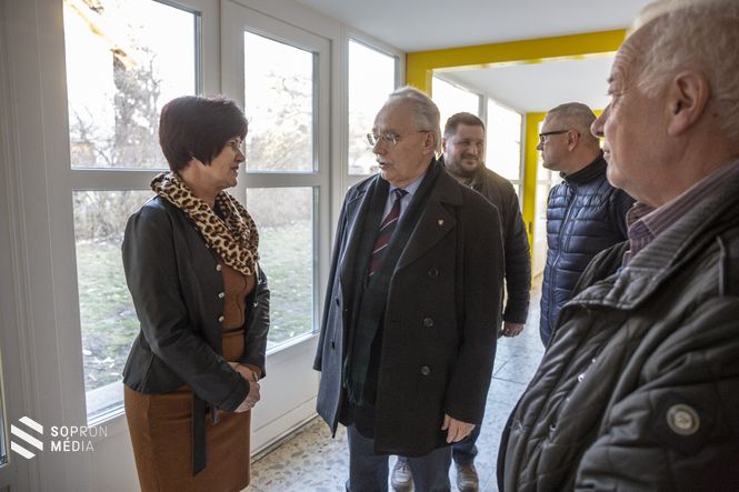 A Soproni Német Nemzetiségi Iskola folyosója az év elején