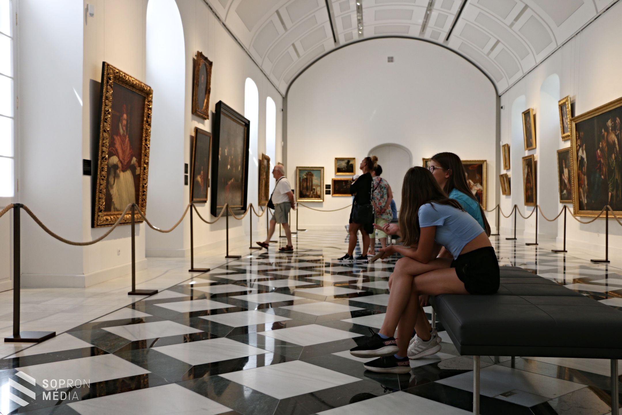 Tömegek a fertődi Esterházy-kastély új kiállításain