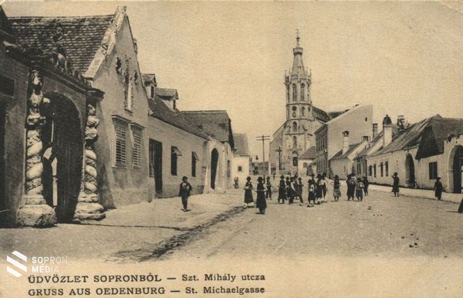 1900 körül - Szent Mihály utca, balra a Két mór-ház, háttérben a Szent Mihály-templom (képeslap) 