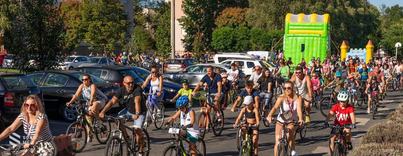 Nyeregbe pattant a város apraja-nagyja