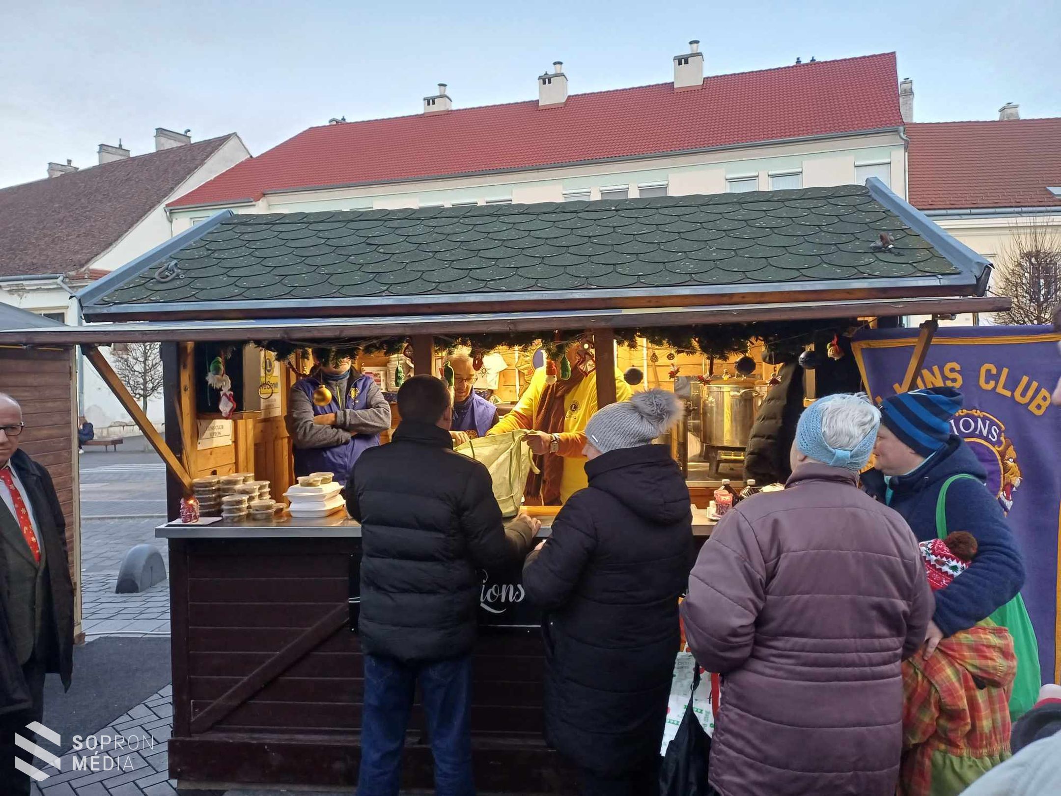 Jótékonysági ételosztással segít a Lions Club Sopron az adventi időszakban