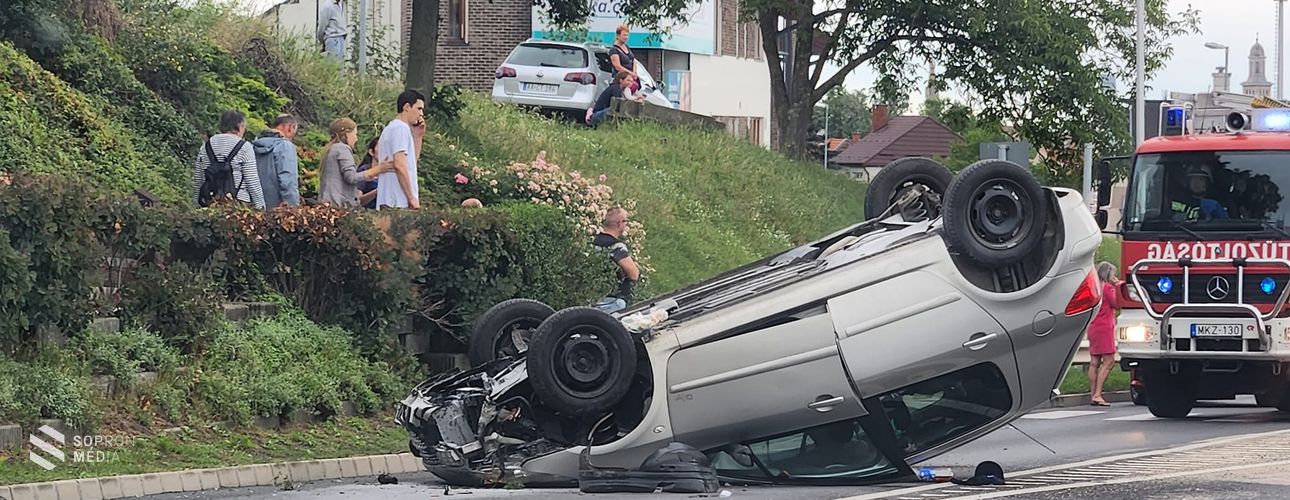 Felborult egy autó Sopronban