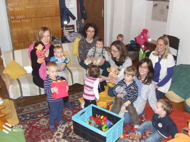 A Soproni Evangélikus Egyházközség Baba-Mama Körében szinte az első pillanattól otthon érzi magát kicsi is, nagy is.