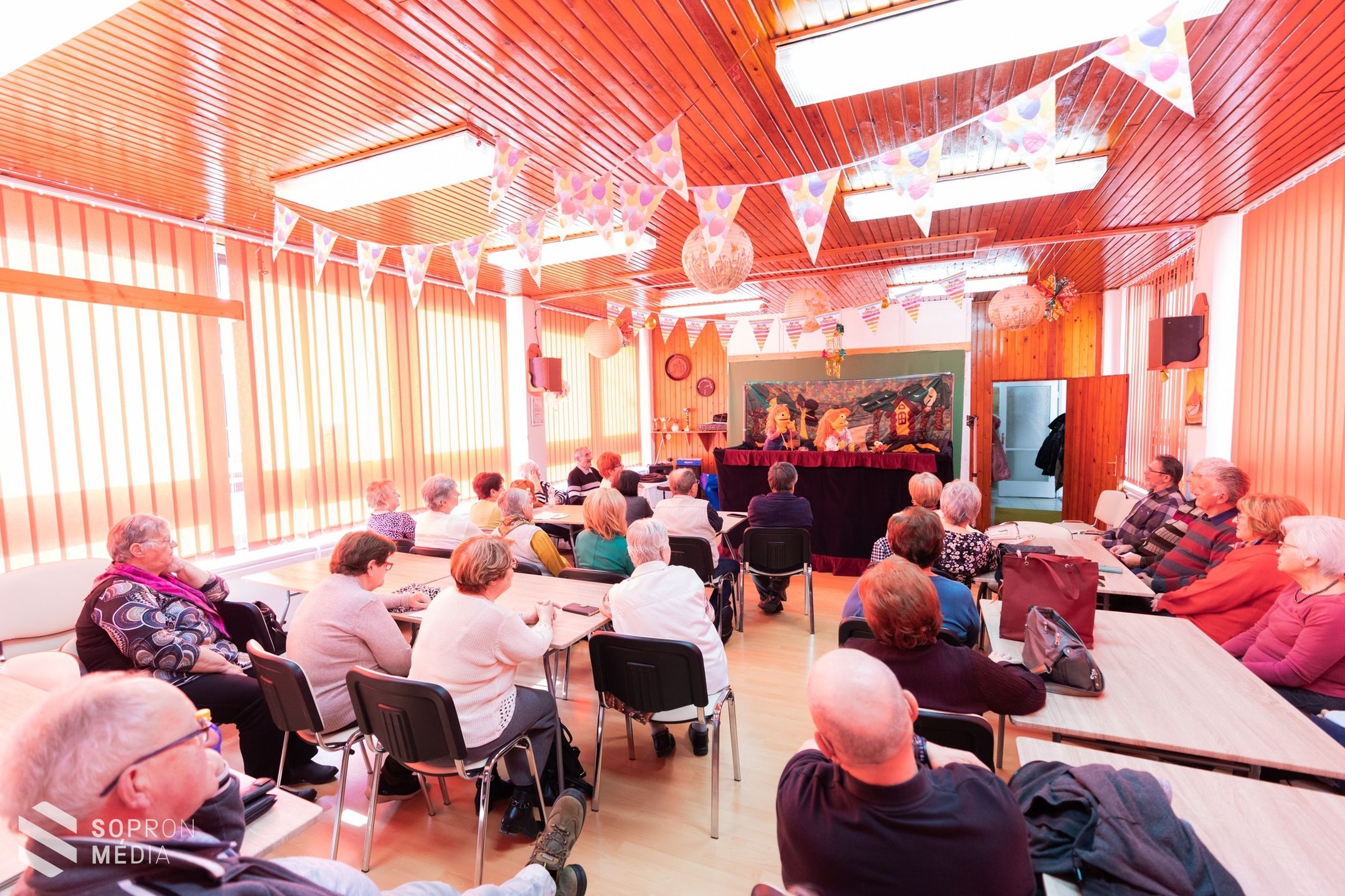Bábelőadás hozta össze a közösséget a Lővéri Nyugdíjas Klubban