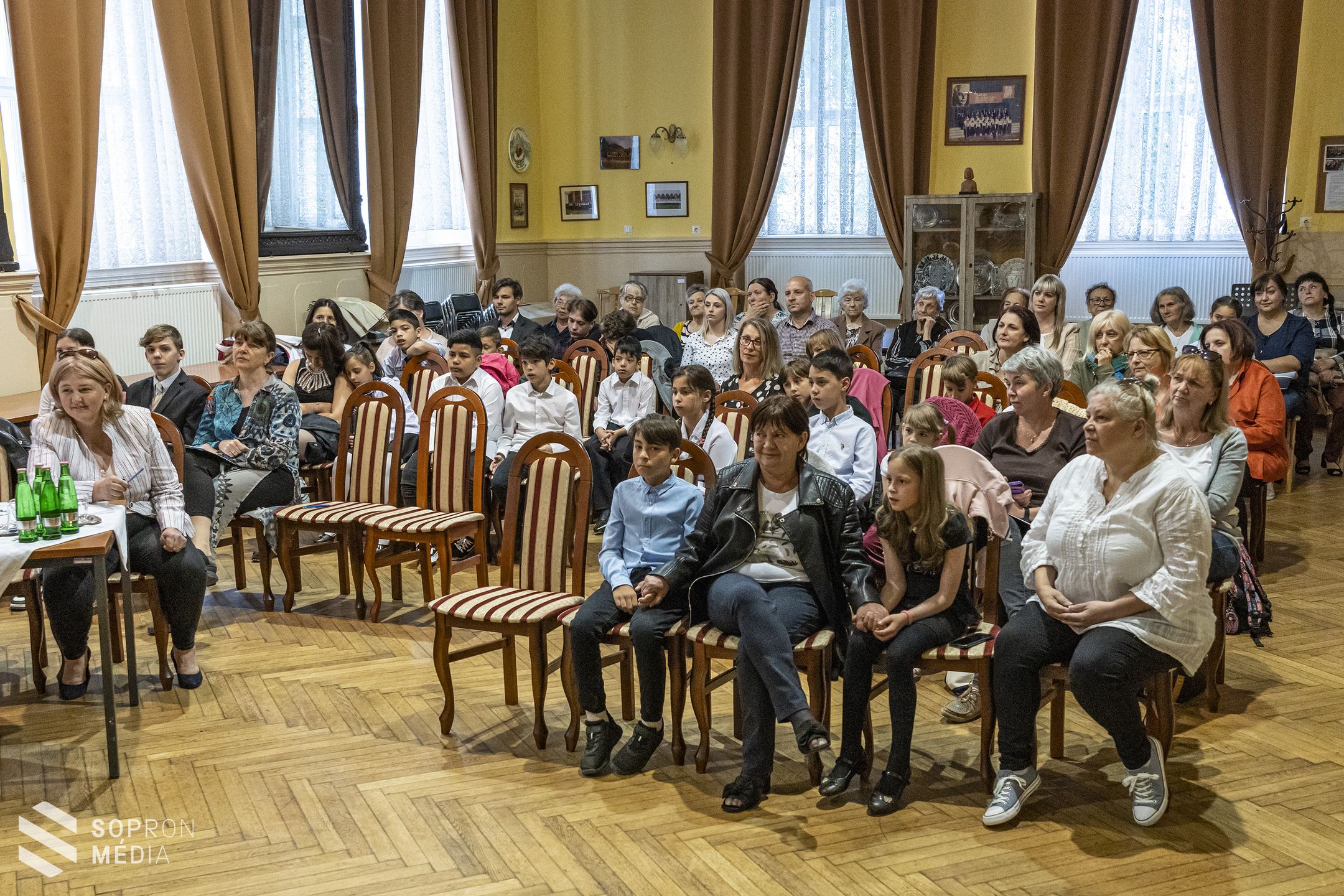 A megyei gyermekotthonok lakói léphettek színpadra a Pedagógusok Művelődési Házában