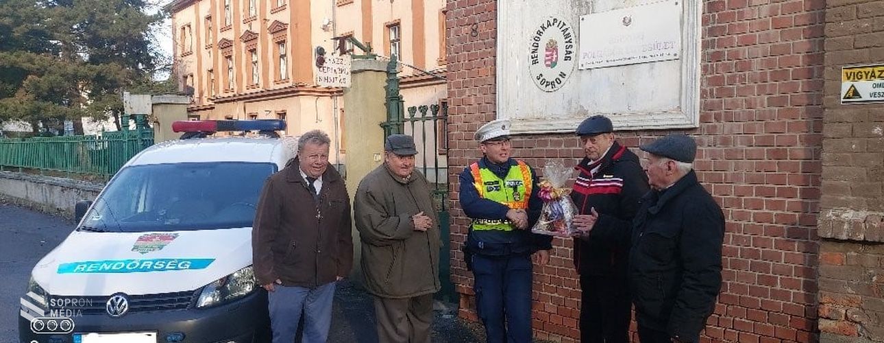 A Határőr Nyugdíjasok Soproni Egyesülete ajándékkosárral köszönte meg a rendőrök munkáját