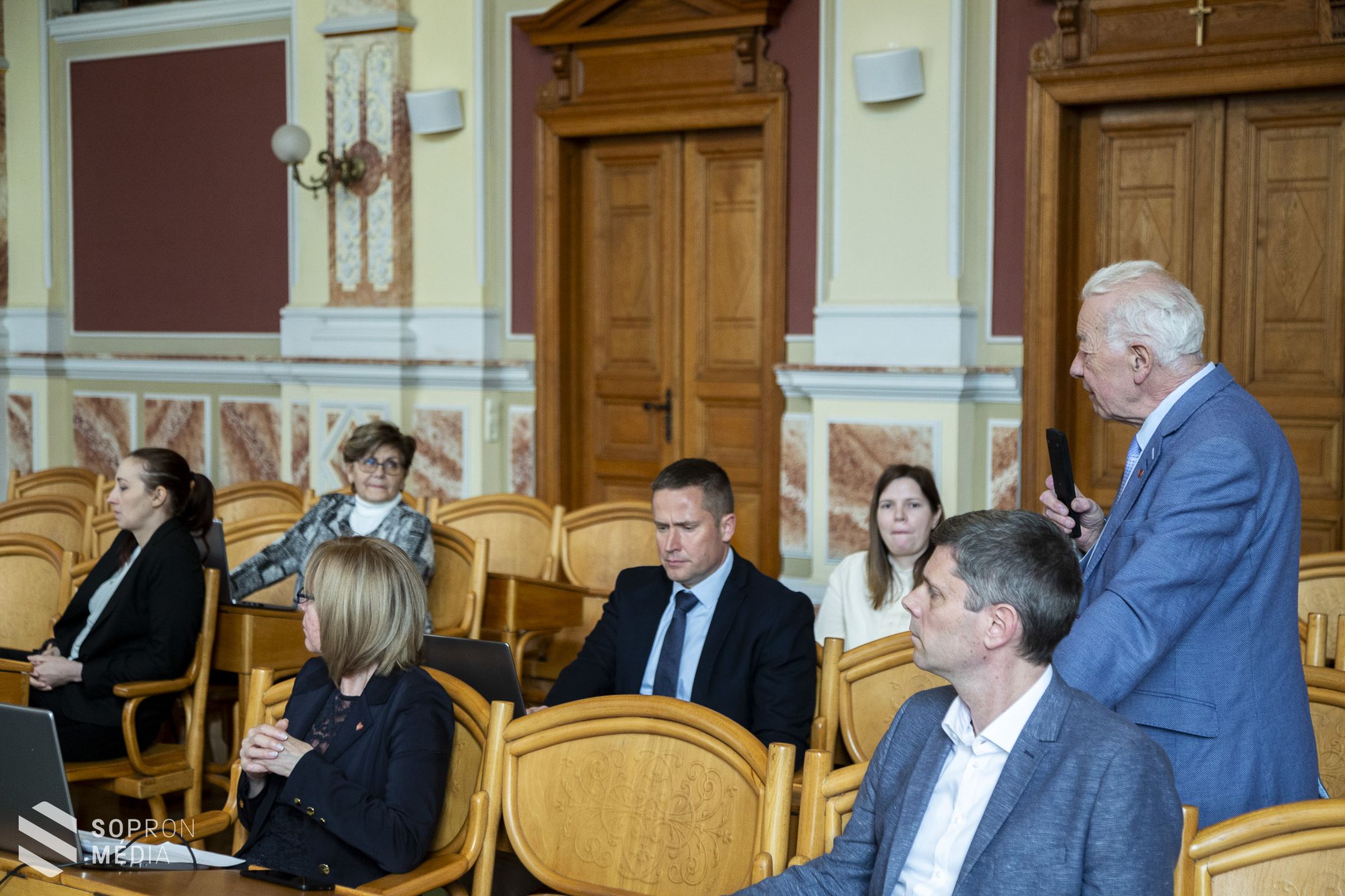 Támogatja a gyermekvédelmi rendszer szigorítását a soproni közgyűlés