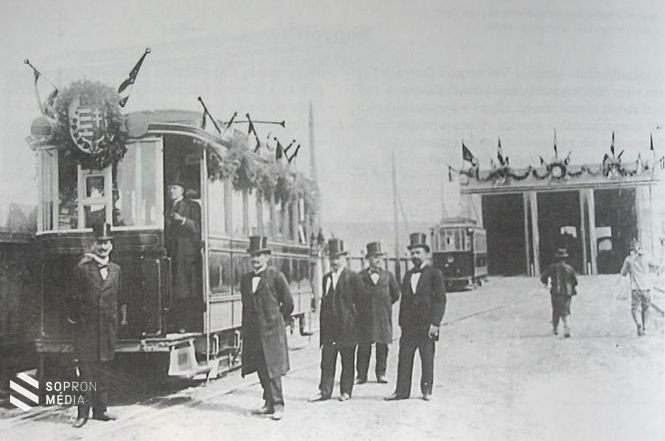 A címeres 1-es villamoskocsi a soproni villamosvasút megnyitóján, 1900. április 30-án. 