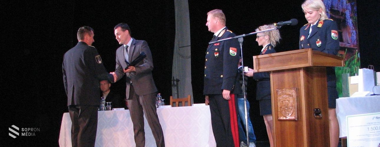 Polgári védelmi szakembereket díjazott a megyei önkormányzat