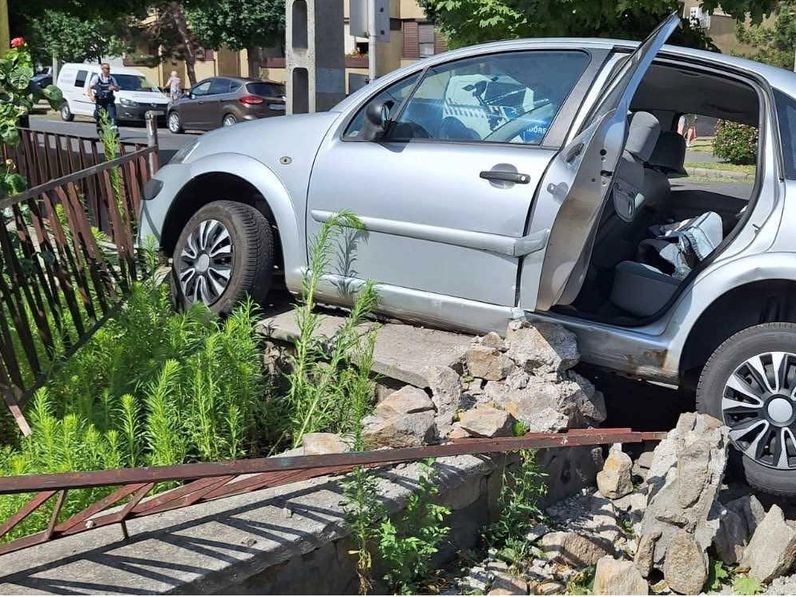 Busz és autó ütközött Sopronban, a sofőr elmenekült a helyszínről
