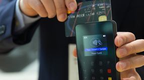 Ötezer forint helyett 15 ezertől kell csak PIN-kód a bankkártyás fizetéseknél