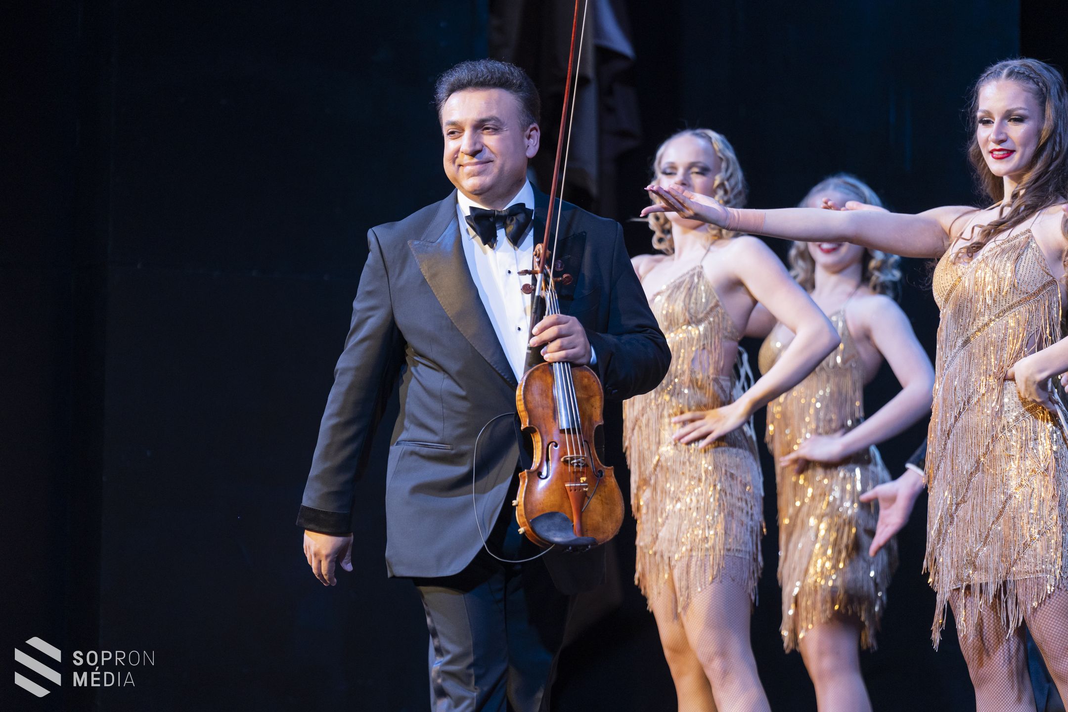 Művészet és jótékonyság: óriási sikert aratott Mága Zoltán soproni koncertje