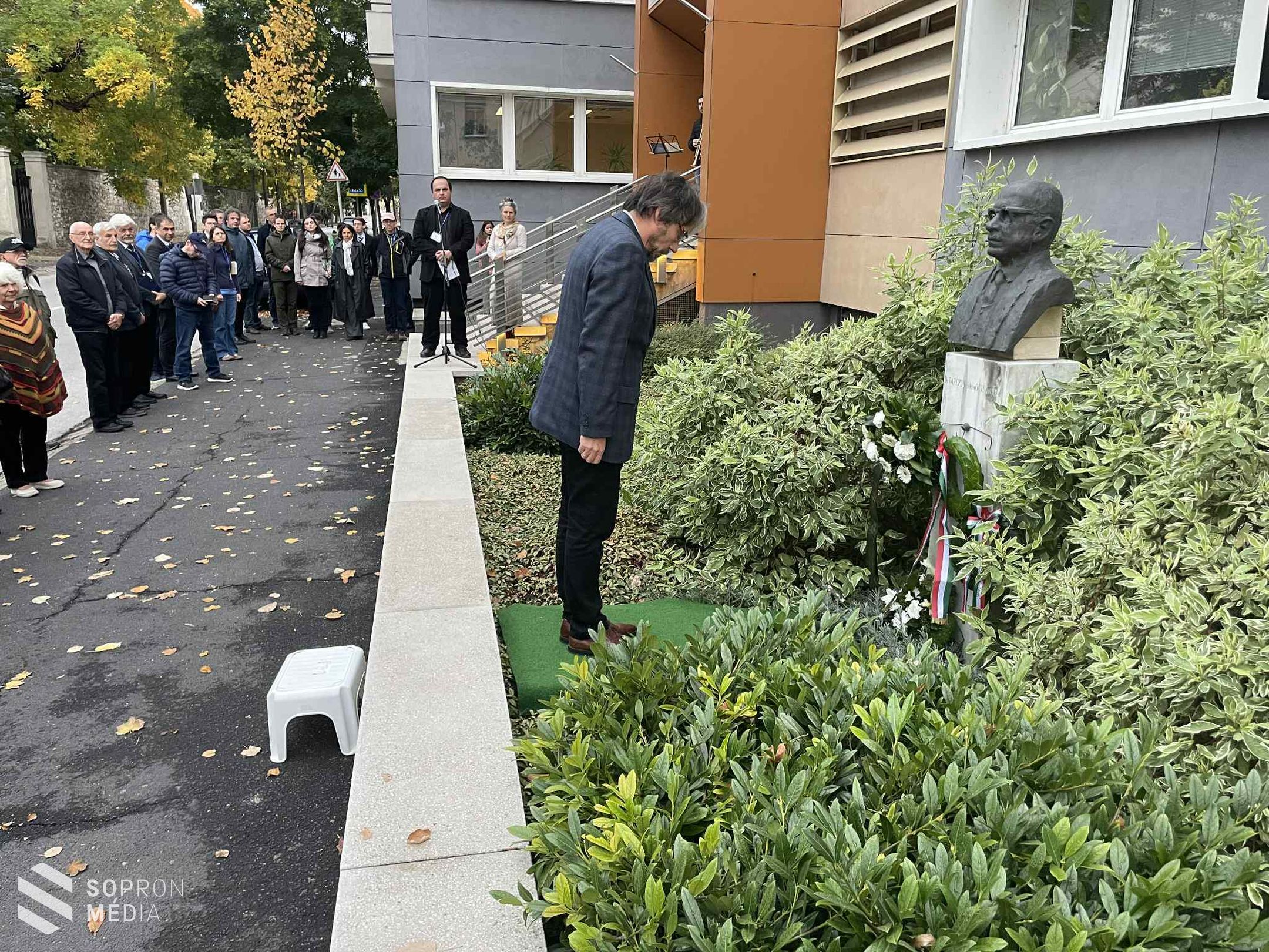 Megkoszorúzták Tárczy-Hornoch Antal mellszobrát – 125 éve született a soproni tudományos múlt nagy alakja