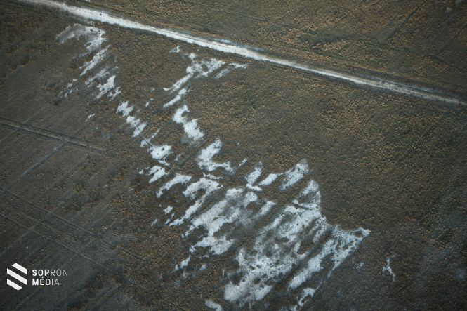 A szakértők beszámolója szerint itt most legalább 20-30 cm-es vízborításnak kellene lennie, de csak a szikes port hordja a szél.