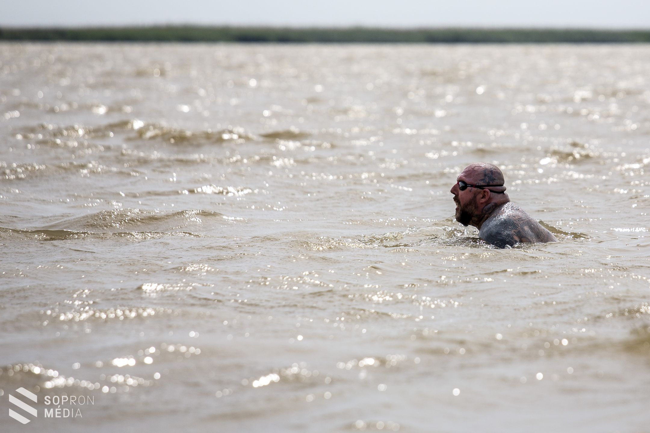 Lábak nélkül úszta át a Fertő tavat Patkás Tamás “Rocky”