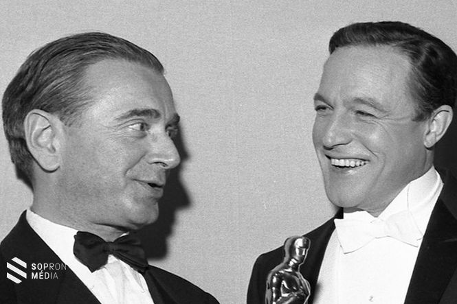 Rózsa Miklós (balra) és Gene Kelly az Oscar-díj átvételekor – Ben-Hur, 1959