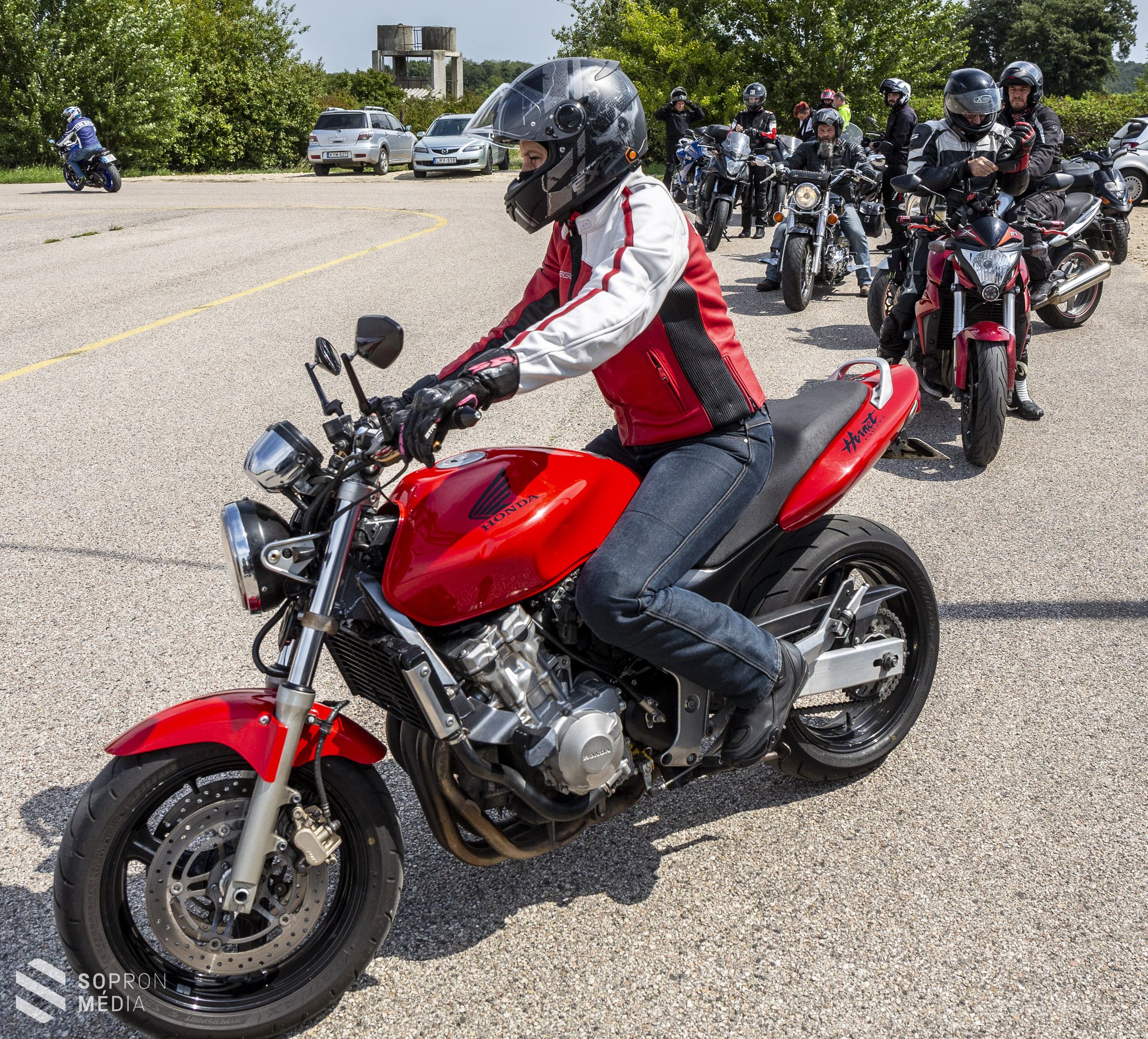 Biztonságosan közlekedni motoron – vezetéstechnikai képzést tartottak Sopronban