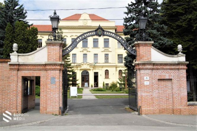 Az egyetem főbejárata 