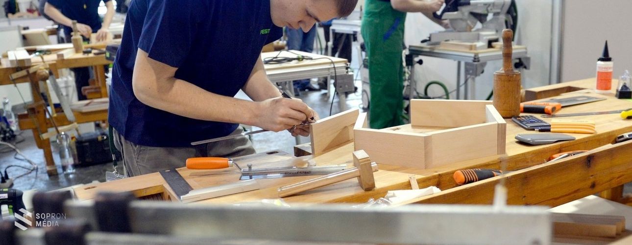 Júliustól emelkedik a szakképzésben oktatók bére