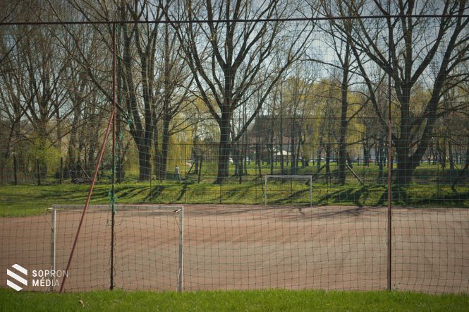 Műfüves lehet a tóparti kettes pálya