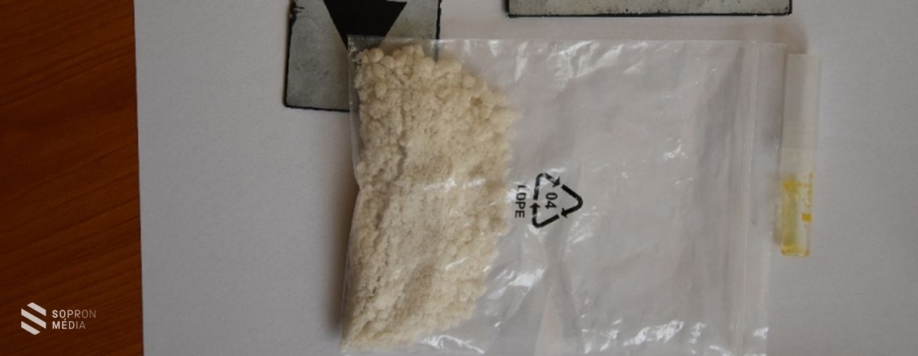 Gépkocsijában és lakásán is drogot tárolt