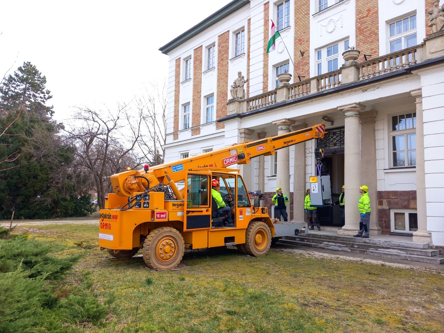Speciális gépmozgatási szolgáltatásunkkal támogattuk az Óbudai Egyetem Alba Regia Műszaki Karát