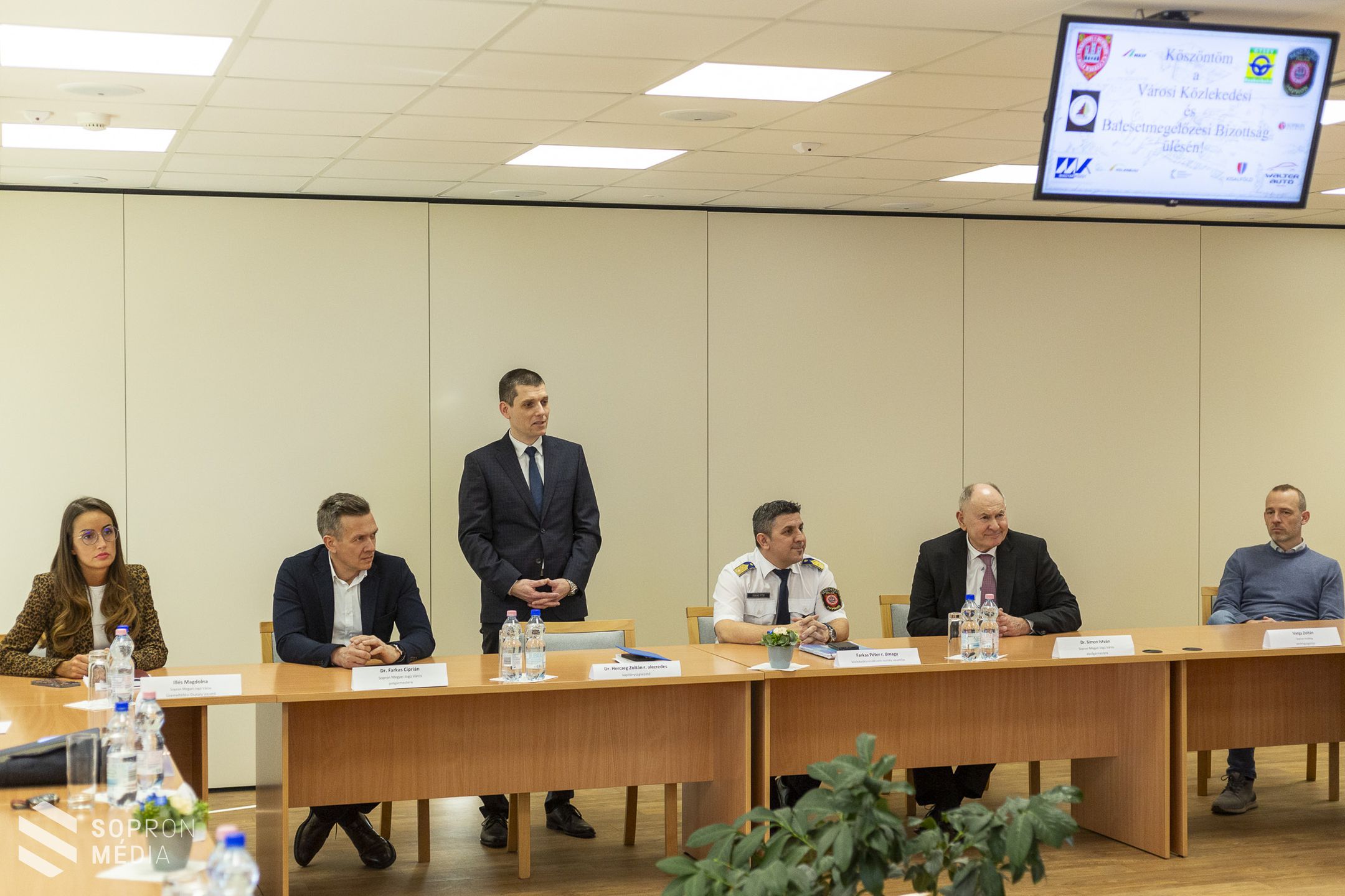 A gyalogátkelőhelyek felülvizsgálatáról és a vasúti átjárós balesetek megelőzéséről is értekeztek a Soproni Rendőrkapitányságon