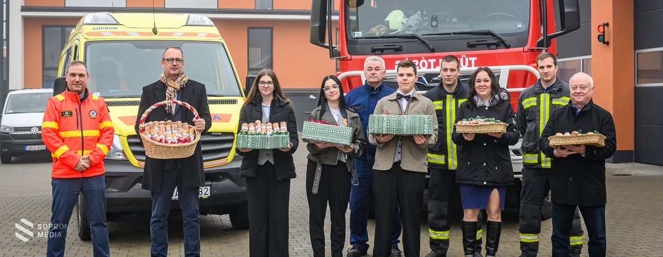 Karácsonyi bejgli a soproni tűzoltóknak és mentőknek, valamint a Soproni Szociális Intézmény ellátottjainak