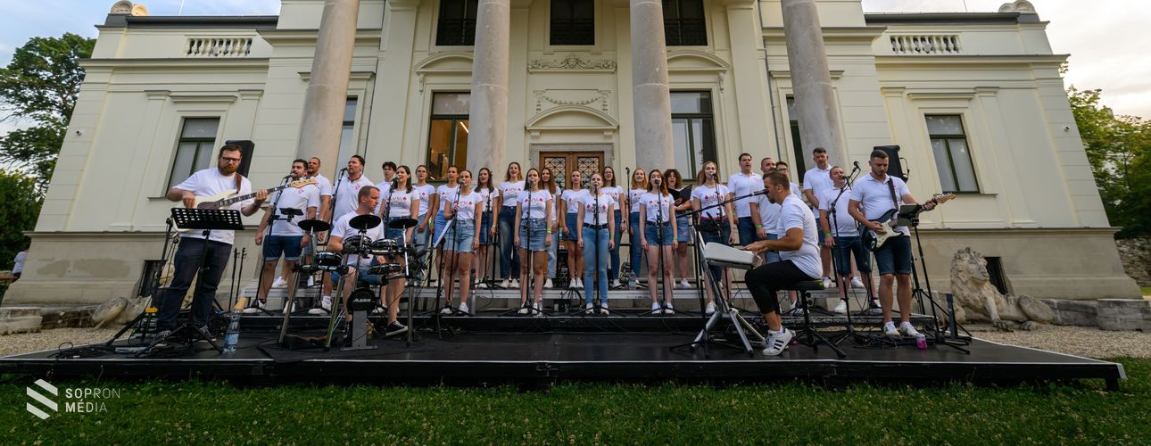 Dalba borult a Lenck-villa kertje!