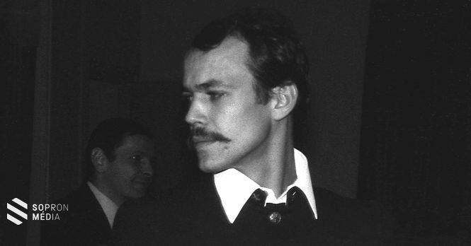 Az új walden bemutatkozása az Ifjúsági házban (KISZ-ház)     Büszke és egyben első viselője Varga Szabolcs a Nagykarom. A háttérben Németh András a II. Endre adjunktus, szavazatszámláló elnök (1971. március 10. fotó: Héjj Botond)