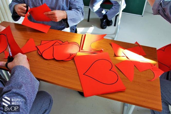 Készülnek a piros szívek a Sopronkőhidai Fegyház és Börtönben