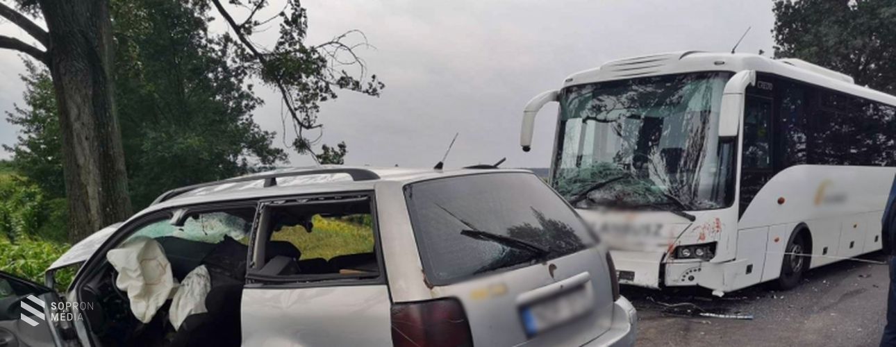 Halálos baleset - autóbusz és gépkocsi ütközött össze Kisfaludnál