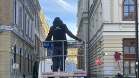 Helyükre kerülnek az ünnepváró fényfüzérek