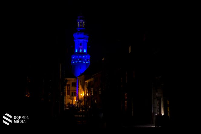 A világnap alkalmából kék világítást kapott a Tűztorony 
