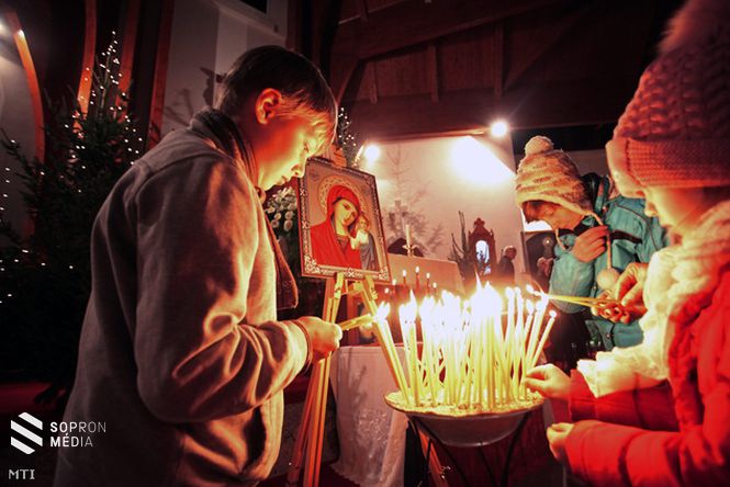 Résztvevők gyertyát gyújtanak az orosz nyelvű ortodox liturgia előtt a hévízi római katolikus Szentlélek-templomban január 6-án, az ortodox karácsony előestéjén. Több száz orosz turista ünnepli a pravoszláv karácsonyt Hévízen.