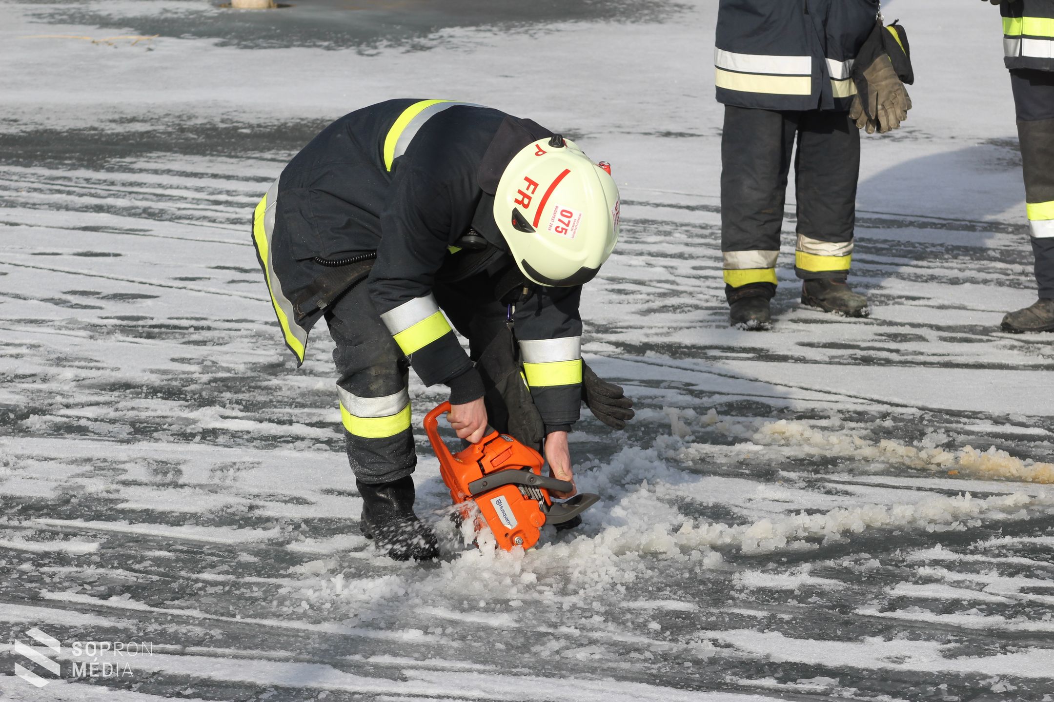 Gyakorlaton mutatták be a jeges Fertőből való mentést (képgaléria)