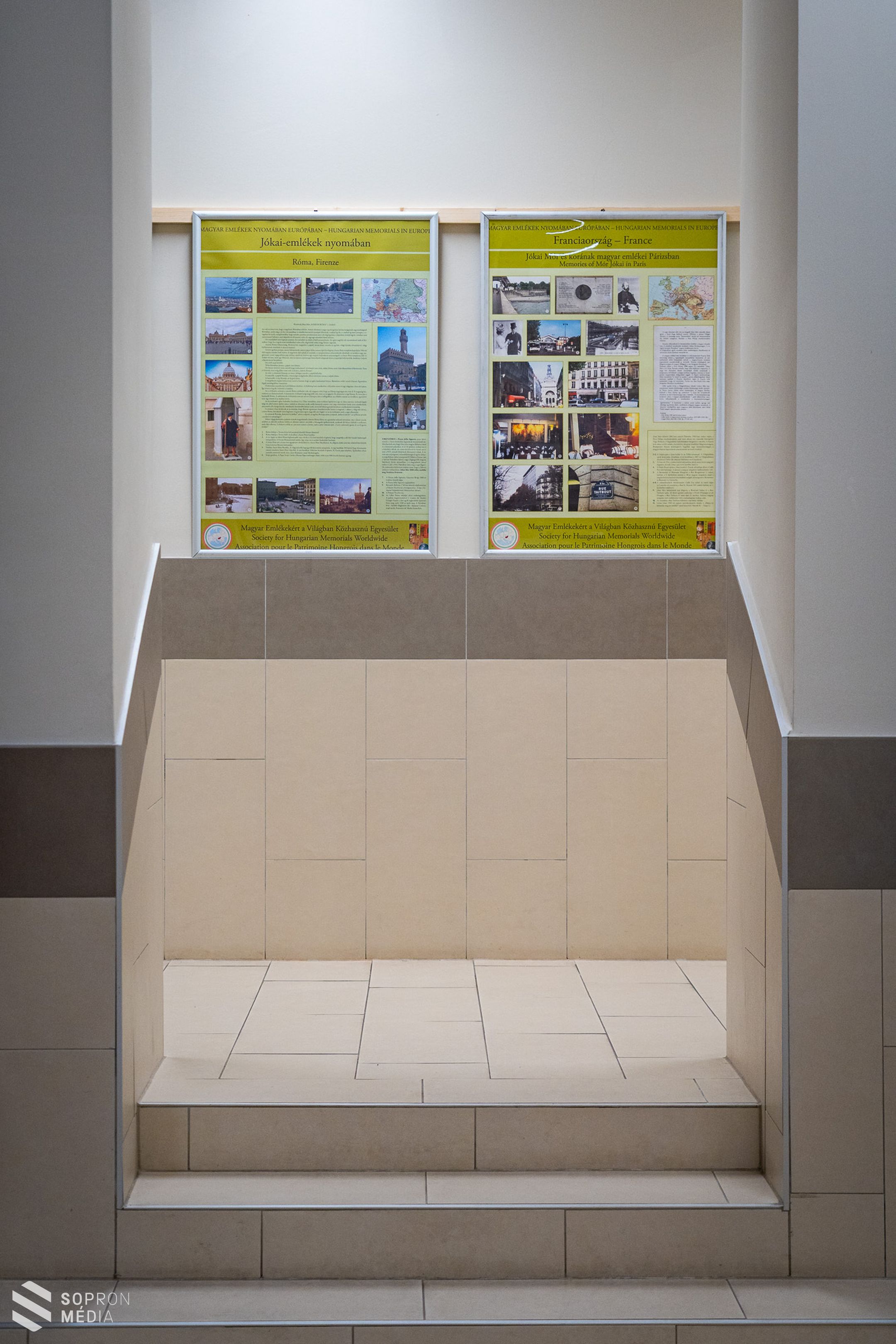 „Jókai emlékek a világan” címmel nyílt kiállítás a Szent Orsolya Római Katolikus Gimnázium alulájában