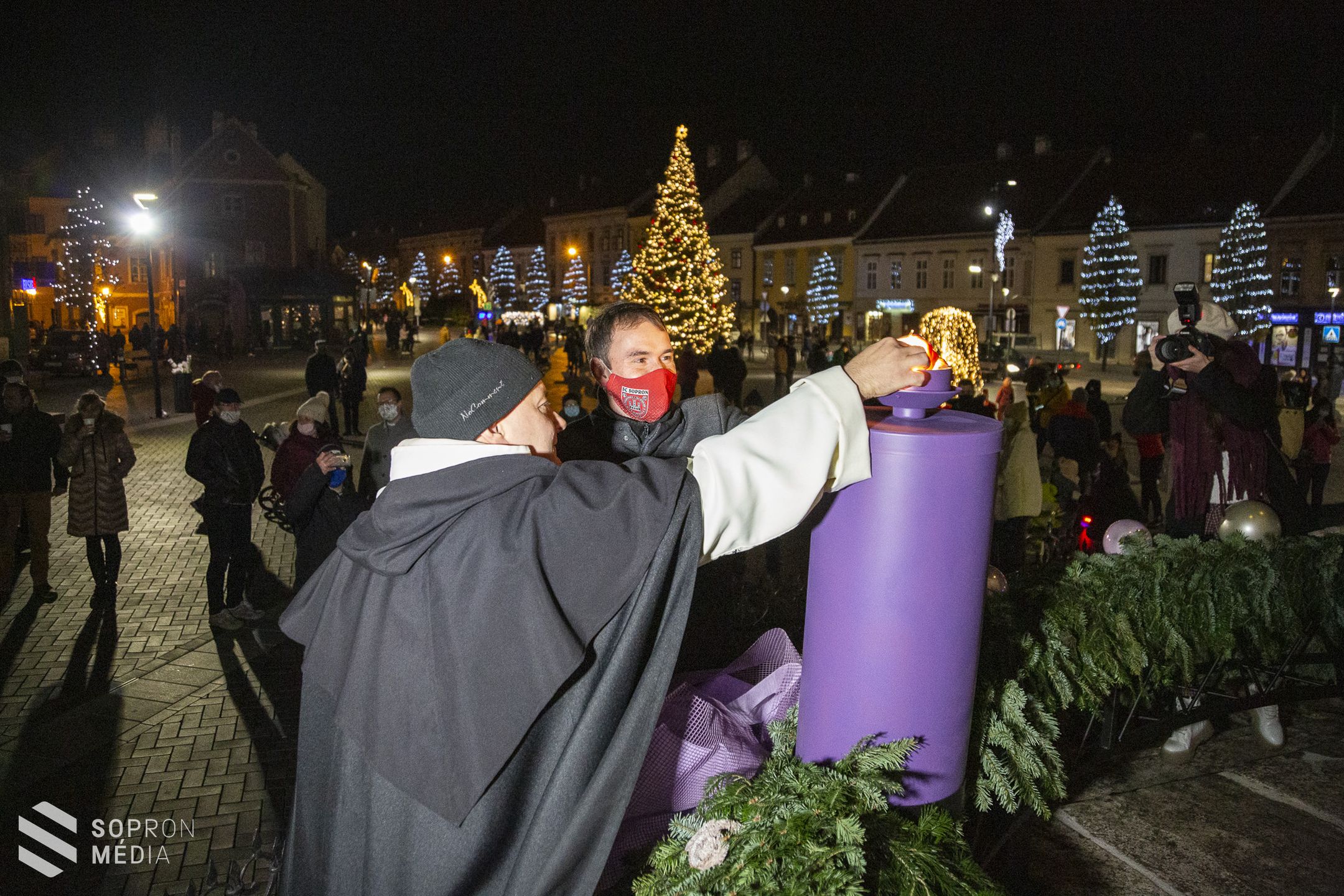 Meggyújtották az első adventi gyertyát Sopronban