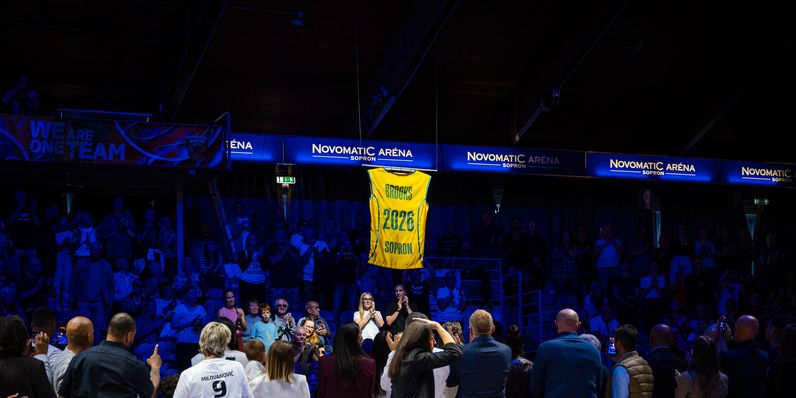 Ünnepélyesen búcsúztatták Jelena Brookst a Sopron Basket szezonnyitóján