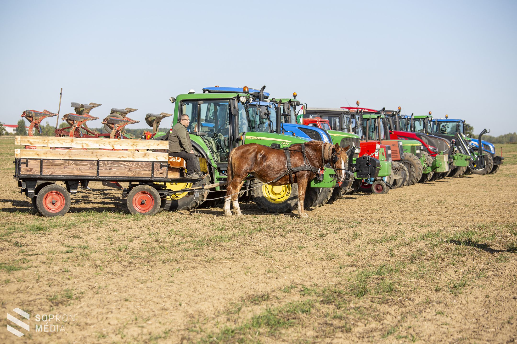 Erőgépek hasították a földet Fertőszentmiklósnál
