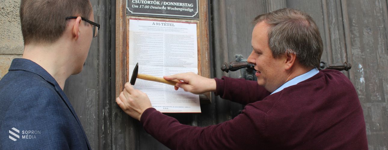 Luther Márton 95 tétele a templomkapun 