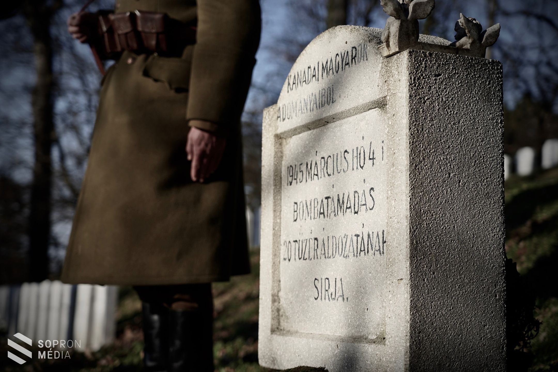 Gyertyagyújtással és koszorúzással emlékezek a március 4-i bombatámadás áldozataira