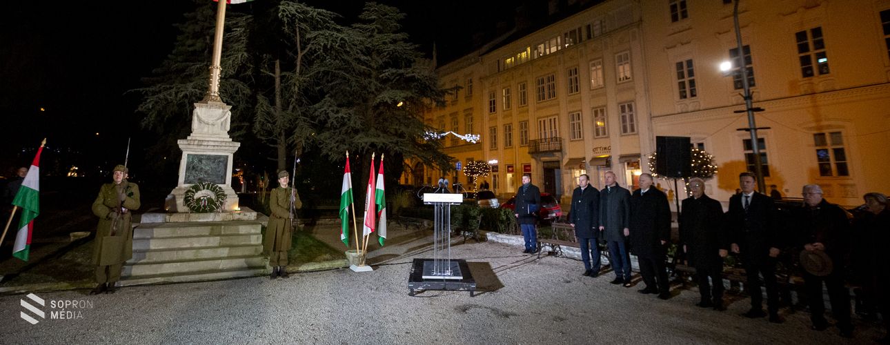 A Hűségzászlónál ünnepelt a város