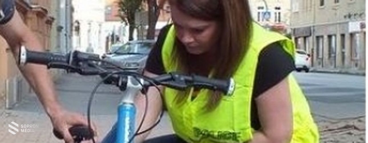 Kisgyermek kötötte el a kerékpárt az üzletből
