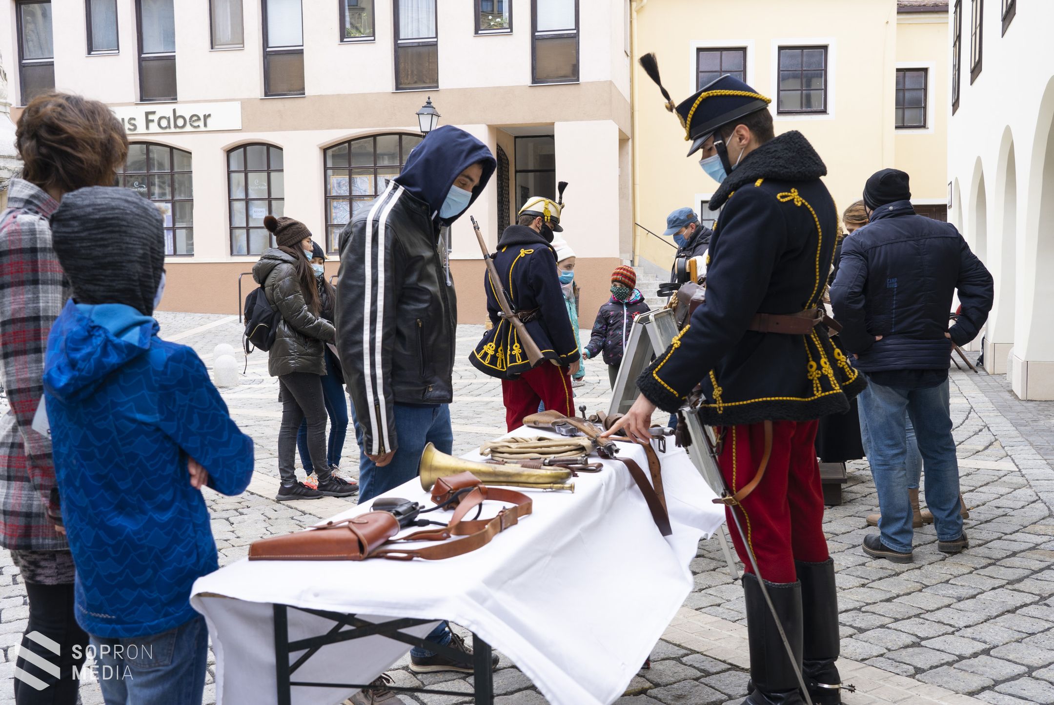 Huszárjárás a belvárosban - Galériával