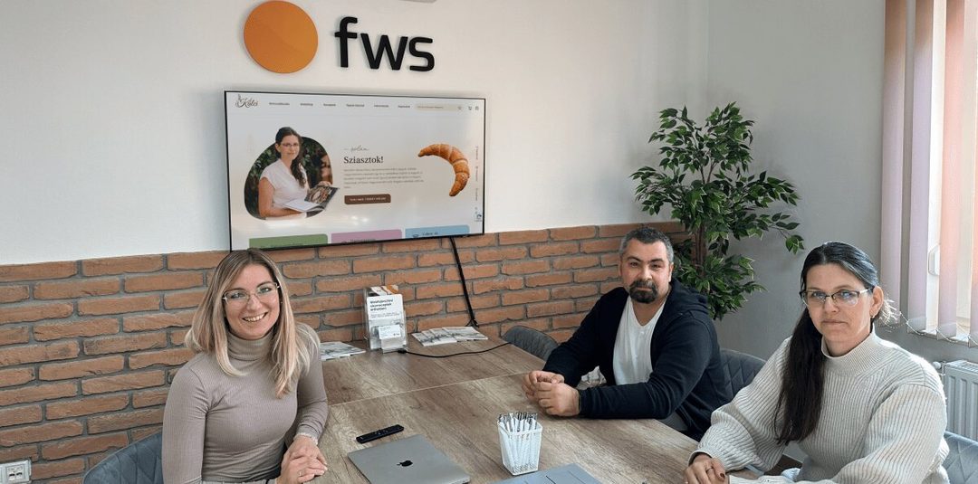 Dorka, Attila és Kálci az fws fertőszentmiklósi irodájában, a háttérben a kivetítőn az elkészült főoldal