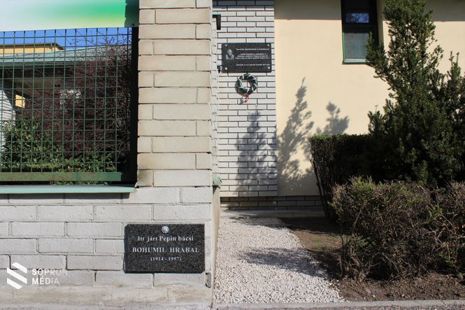A két emléktábla